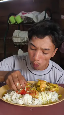 mukbang asmar sederhana dari nasi putih+ ikan kuah kuning maaf masih pemula  tepi ikan nya enak bangeeettt bantu sport dan centang biru moga fyp#mukbang