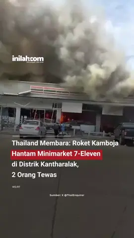 Roket Kamboja Hantam Minimarket 7-Eleven SPBU di Thailand, Dua Orang Tewas Insiden tragis terjadi di sebuah SPBU PTT Kantharalak, Provinsi Sisaket, Thailand, pada Rabu (24/7). Sebuah peluru meriam jatuh dan menghantam minimarket di dalam area SPBU tersebut, menewaskan dua orang. Lokasi kejadian berada sekitar 20 km dari perbatasan Thailand–Kamboja, wilayah yang saat ini dilaporkan masih mengalami ketegangan dan bentrokan bersenjata. Otoritas setempat masih menyelidiki asal proyektil dan mengevakuasi warga yang terdampak. Belum ada konfirmasi resmi apakah peluru berasal dari latihan militer atau konflik yang tengah berlangsung. -- Kunjungi website dengan klik link di bio atau download aplikasi di AppStore dan Google Play Store. #inilahNews #InilahCom #TitikTengah #TitikCerah #Sisaket #ThailandKamboja #InsidenPerbatasan #BeritaInternasional #PeluruMeriam #KonflikPerbatasan #BreakingNews #ThailandNews