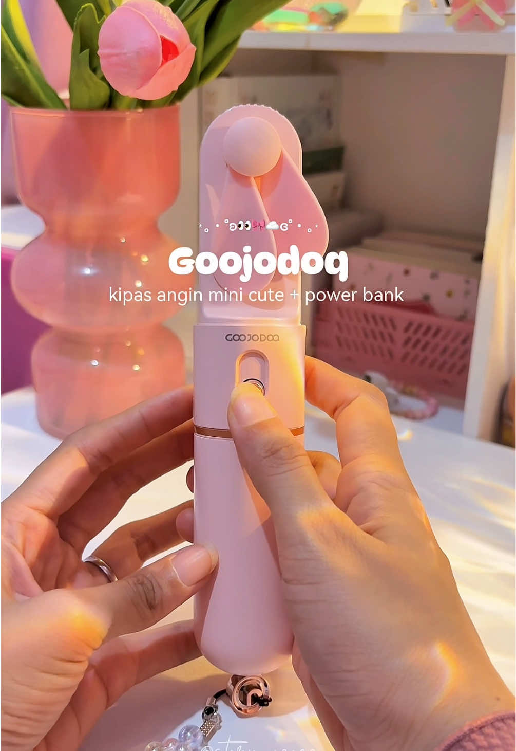 Siapa sangka ternyata barang Sekecil dan secute ini ternyata kipas angin yg sekaligus bisa jadi powerbank😭🤏💗 Ukurannya mini, gampang dibawa kemana-mana☁️ #powerbankmini #kipasanginmini #powerbank #kipasanginportable #goojodoq 