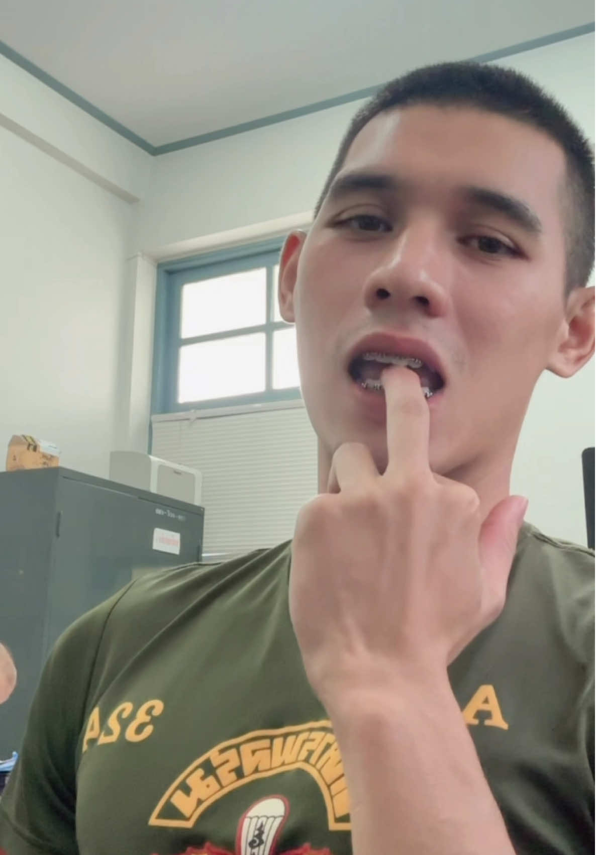 ทำไมต้องนิ้วกลาง งง มาก 😆 #พี่โจ #บ่าวเหนือ 