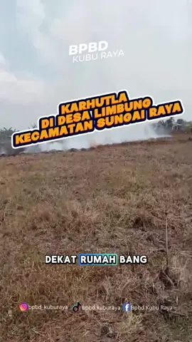 Sungai Raya, 24 Juli 2025 – Tim Pemadam Kebakaran BPBD Kubu Raya melakukan pengecekan peralatan mesin di Mako Batalyon Pelopor A Brimob, yang berlokasi di Jalan Parit Bugis. Kegiatan ini merupakan bagian dari upaya kesiapsiagaan dalam menghadapi ancaman kebakaran hutan dan lahan (karhutla) di wilayah Kabupaten Kubu Raya yang saat ini memasuki musim kemarau. Pengecekan mencakup kesiapan mesin pompa, selang, hingga perlengkapan pendukung lainnya yang digunakan dalam operasi pemadaman di lapangan. Langkah ini dilakukan guna memastikan seluruh peralatan dalam kondisi prima dan siap digunakan sewaktu-waktu. “Koordinasi dengan berbagai pihak, termasuk Brimob, sangat penting untuk sinergi dalam penanganan karhutla. Kesiapan alat menjadi salah satu faktor kunci keberhasilan dalam merespons cepat setiap kejadian,” ujar perwakilan tim Damkar BPBD Kubu Raya. BPBD Kubu Raya terus mengintensifkan patroli, edukasi masyarakat, serta kesiapan personel dan peralatan, guna menekan jumlah kejadian karhutla yang berpotensi meningkat selama musim kering.