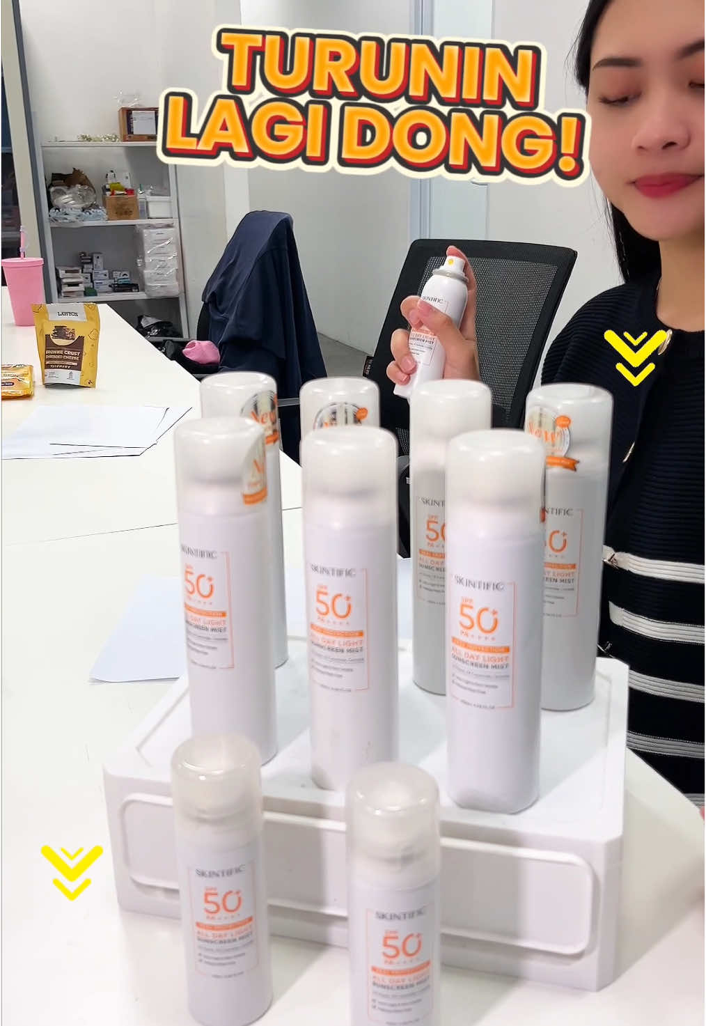 ❤️ SKINTIFIC PAYDAY SALE Hayoo siapa yang mau beli #SunscreenMist di harga flash sale?! cuma 20 Ribuan say😱🫵🏻 Cuman di TikTok live jam 7 malam nanti, jangan sampai terlewat!💛 #skintific #diskonskintific #paydaysale #sunscreenmist #AllDayLightSunscreenMist #reapplysunscreen #spf #uv #5XCeramide #skintificsunscreen 
