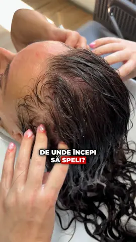 ✔️ Cum se spală corect părul în salon? – Lecția Alexandrei 💆‍♀️ Astăzi a fost prima zi a Alexandrei ca junioară în salon, și da – a început exact cu ce e mai important: spălatul corect al părului! 🫧 🎓 Hai să vedem împreună pașii esențiali: Umezim bine părul – apă din abundență, nu pe uscat. Aplicăm șampon – 2 pompițe în palmă, aplicate pe scalp, nu pe lungimi. Adăugăm apă – pentru a dilua ușor șamponul și a-l distribui uniform. Masăm scalpul cu buricele degetelor –  ❌ NU cu unghii (riscăm zgârieturi și inflamații).  ✅ Mișcări de la urechi spre centru, unde se adună cel mai mult sebum. Repetăm spălarea – de 2 ori:  – prima spălare elimină impuritățile  – a doua face spumă mai bogată, deci folosim mai puțin produs Aplicăm mască – abia după ce scalpul e curat și părul pregătit. 🧴 De ce insistăm pe toate aceste detalii?  Pentru că un scalp curat = un păr sănătos! Și pentru că educația începe cu lucrurile de bază. Bravo, Alexandra! 👏  Ești pe drumul cel bun! #hairstylistintraining #scoalaDeBeauty #spalatprofesional #junioareinsalon #haircaretips #ingrijirepar #salonlife #educatiepentrufrumusete