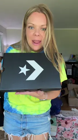 A pair of crispy new shoessss #newsneakers #converse #platformsneakers #hightops #tillys #TikTokShopSummerTurnUp #TikTokShopUnboxing #TikTokShopCreatorPicks #Dealsforyoudays #funinthesun 