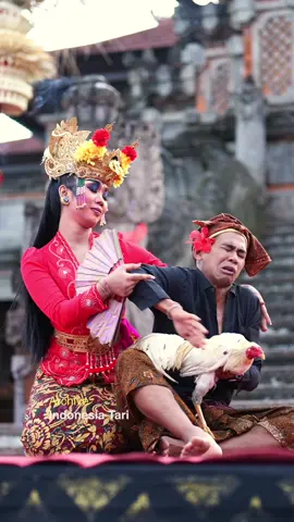 Lampan Bebotoh, mengisahkan seseorang yang sangat gemar berjudi ayam hingga ia lupa memberi kasih sayang kepada istrinya. Akhirnya terjadilah sebuah pertikaian rumah tangga. Dengan kedewasaan akhirnya sang suami tersadar dan kembali hidup bahagia dengan istrinya. Joged Bumbung Tradisi, Sanggar Candra Buana Sari, Duta Kabupaten Gianyar, Bali.  Penari : Sang Ayu Nyoman Anggi Tri Hapsari Pengibing : Wayan Gede Padma Wiana Selengkapnya di YouTube Indonesia Tari. ••• #indonesiatari #taribali #budayabali #jogedbumbung #jogedbumbungbali #gianyarbali #menarimenginspirasi 