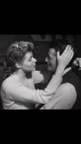 :( #gregorypeck #ingridbergman #oldhollywood #Love #hug #romance 