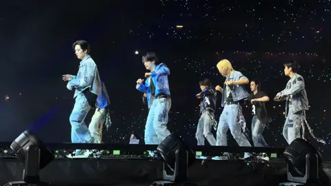 Hot Dog Dance (but skz ver. @Stray Kids 😋 #fyp #straykids #walkinonwater #straykidsstay