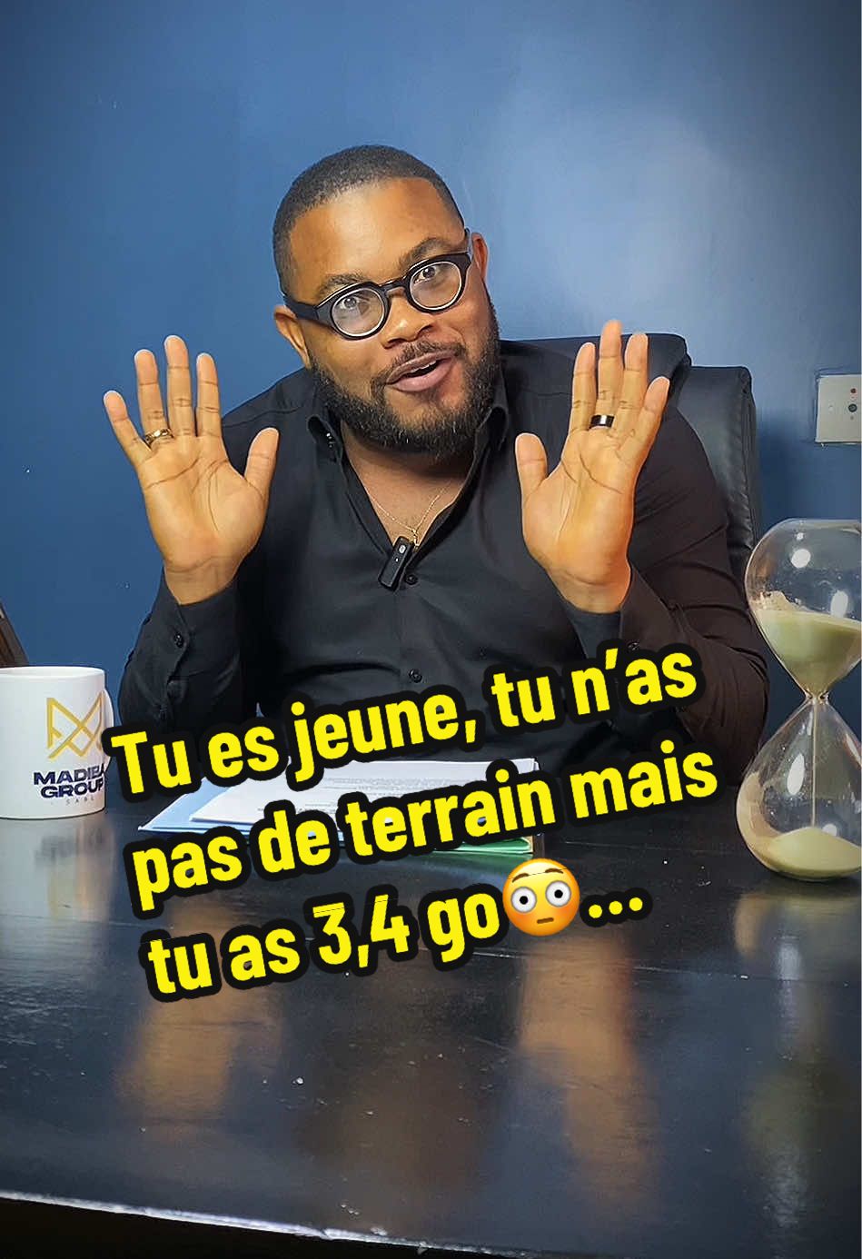 🎯 Tu as 3 copines, mais pas 1 seul terrain ? Il est temps de te poser les bonnes questions. Aujourd’hui, beaucoup de jeunes au Cameroun vivent au rythme des sorties, des relations multiples et du paraître. Pourtant, l’avenir ne se construit pas sur des likes ou des promesses creuses. Tu as 27, 28 ou même 30 ans... Tu gères plusieurs relations, mais tu n’as encore aucun terrain, aucun projet concret, aucun actif réel. Et pourtant, ce n’est pas une question de millions. C’est une question de priorité. Avec une épargne régulière, même modeste, tu peux poser les bases. ✅ 10 000 F par semaine, c’est 40 000 F par mois. ✅ En un an, tu peux déjà amorcer l’achat d’un terrain, ou payer une avance. Mais encore faut-il vouloir construire son avenir, au lieu de le gaspiller en apparences. Et si au lieu de 