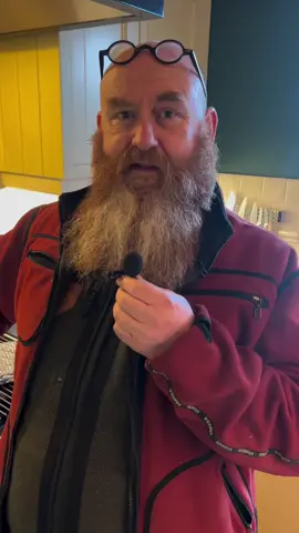 Faire un trou dans la glace pour y intégrer une pompe à air, c’est assez simple en suivant le petit conseil cuisine de Nicolas, c’est parti et ça se passe juste la 👉🐟