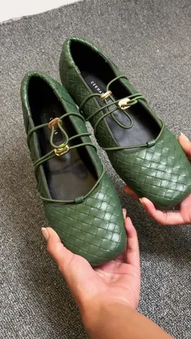 Viola Emerald back in stock! Siapa yang dari kemarin nunggu viola green emerald ini restock? 👀 Langsung checkout di PayDay Sale ini sebelum stocknya habis lagi ya💚 @cekhas #localbrand #rekomendasisepatuwanita #diskontiktokshop 