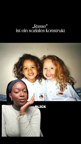 Zweieiige Zwillinge entwickeln sich aus von unterschiedlichen Spermien befruchteten Eizellen. Die Wahrscheinlichkeit, dass sie mit verschiedenen Hautfarben zu Welt kommen, ist extrem selten. #medtok #blackpeople #healthcare #rasicm #twins 