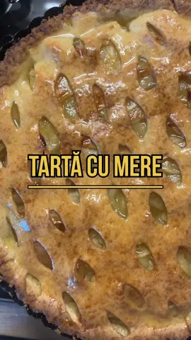 Cea mai bună și simplă tartă cu mere!  Un prieten mi-a zis odată: „mie nu-mi plac prăjiturile cu mere, dar tarta asta e genială”. Hai că-ți spun cum se face 👇 Ingrediente pentru aluat: - 300 g făină - 70 g zahăr - 150 g unt rece, cubulețe - 5 g praf de copt - 50 g apă rece Ingrediente pentru umplutură: - 600 g mere, curățate și feliate - 150 g zahăr - sucul de la 1 lime (sau portocală) - scorțișoară (opțional) Cum se face: 1. Amestecă făina cu zahărul, praful de copt și untul până obții o compoziție nisipoasă. 2. Adaugă apa rece și frământă rapid până ai un aluat fraged. Pune-l 30 min la frigider. 3. Între timp, gătește merele cu zahărul și sucul de citrice timp de 7 min la foc mare. 4. Întinde ¾ din aluat și pune-l în tavă. Fă câteva găuri cu o furculița. 5. Adaugă merele scurse de suc. 6. Din aluatul rămas, formează un model pentru deasupra. 7. Coace tarta la 200°C timp de 40 min, până devine aurie. 8. La final, unge tarta cu sucul scurs de la mere sau toarnă-l peste. Poți înlocui merele cu fructele tale preferate. E atât de simplă și are un gust minunat 😍 Salveaz-o pentru weekend 🍏🥧 #tarta #mere #desert #tartacumere #prajituracumere #retetedeacasa #homemade #retetarapida #bakingfromscratch #inspiratieculinara #desertdeweekend #gustautentic #retetaromaneasca #fragedasiaromata #tartadetoamna #retetamea