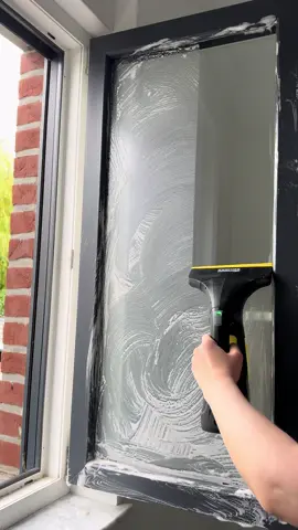 Sürekli yağmur yağdığı için camlar kireç lekesi gibi oluyor bende krem temizleyiciyle bir kabasını alıyorum 😂🧼 . . . . . #temizlik #windowcleaning #cleaningasmr #cleaningmotivation #cleaningtiktok 