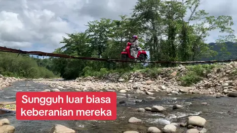 Mereka mengambil resiko dengan keadaan yang tak bersahabat. Maut mengintai, bila tak berhati2