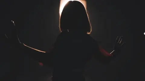 To Be Alright - AURORA Aurora canta o que muito de nós apenas conseguimos sentir.🌌🤍 #aurora #auroraasknes #AURORA #auroramusic @AURORA 