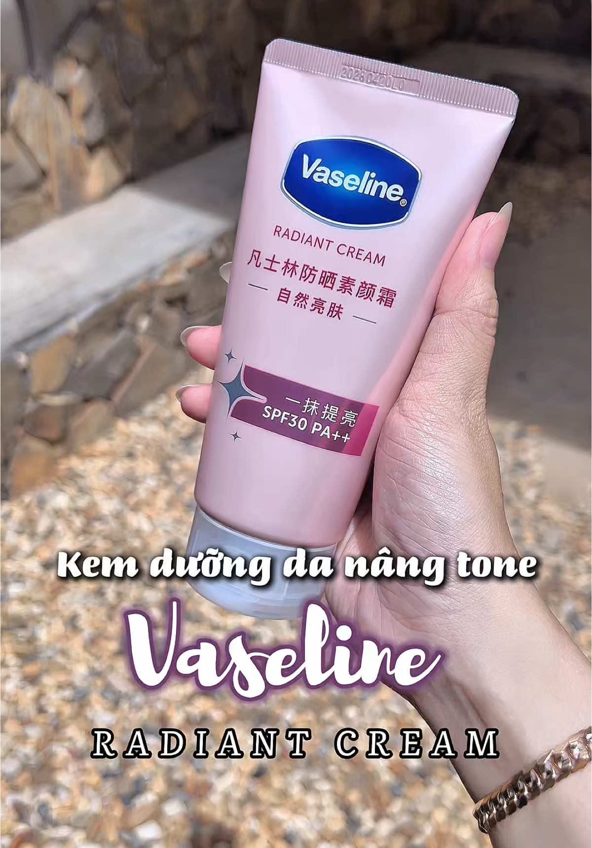 Vừa dưỡng da sá.ng khoẻ, vừa n.âng tông tự nhiên, lại còn vừa chố.ng nắng nữa thì quá chân ái cho mùa hè này mang đi du lịch nhen mấy bà ơi #Vaseline #VaselineVelvet #hoptaccungunilever #duongthe #changugc #review #xh #GocLamDep 
