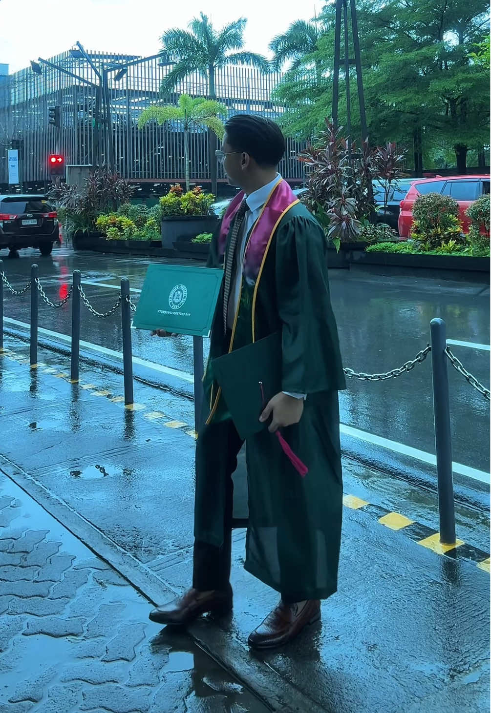 grad fit 🎓 #fyp #foryou #feu #batch2025 #outfit #graduation #gradfit #graduationoutfits #outfitideas #fashion #feumnl 