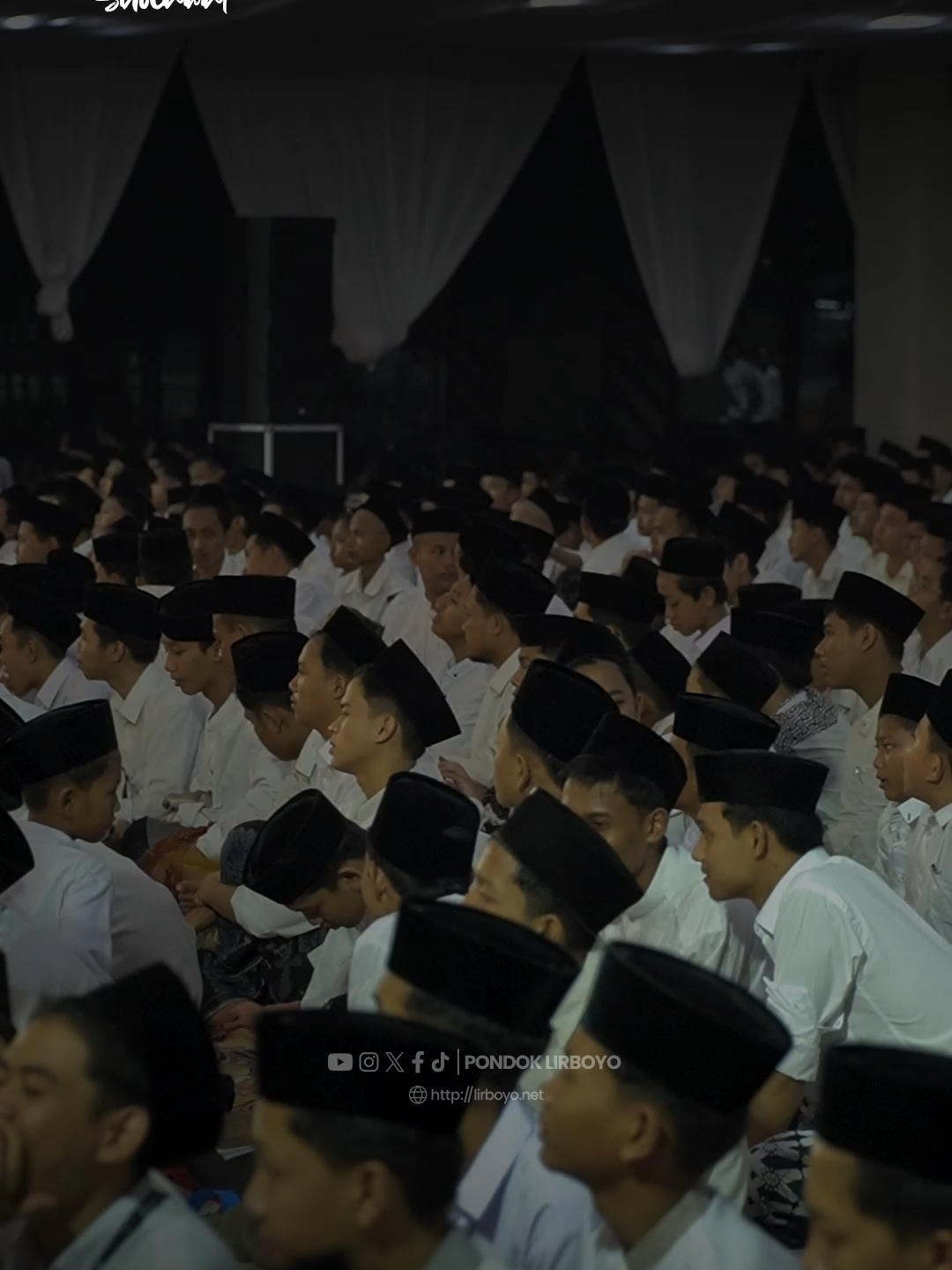 Maka bangkit dan bermunajatlah kepada Dzat yang Maha Pengasih. #PondokLirboyo #SantriLirboyo #Lirboyo #Santri #Sholawat #Banjari #Habsyi #MalamJumat #Bermunajat #Rasulullah