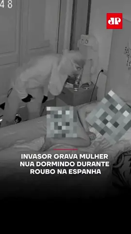 Em Marbella, na Espanha, um homem mascarado invadiu uma casa de madrugada e passou mais de 30 minutos circulando pelos cômodos. Ele entrou oito vezes no quarto, onde uma mulher dormia nua, e usou uma lanterna para iluminá-la e registrar imagens de seu corpo. As câmeras flagraram o invasor se inclinando sobre a cama. Apenas 300 euros foram levados, e objetos valiosos foram ignorados. A polícia trata o caso como crime sexual e busca o suspeito. 📹 Reprodução: Alex Varona via Storyful 📺 Confira na JP News e Panflix 📌 Siga o nosso perfil @jovempannews #invasão #roubo #crime #sexual #Marbella #Espanha