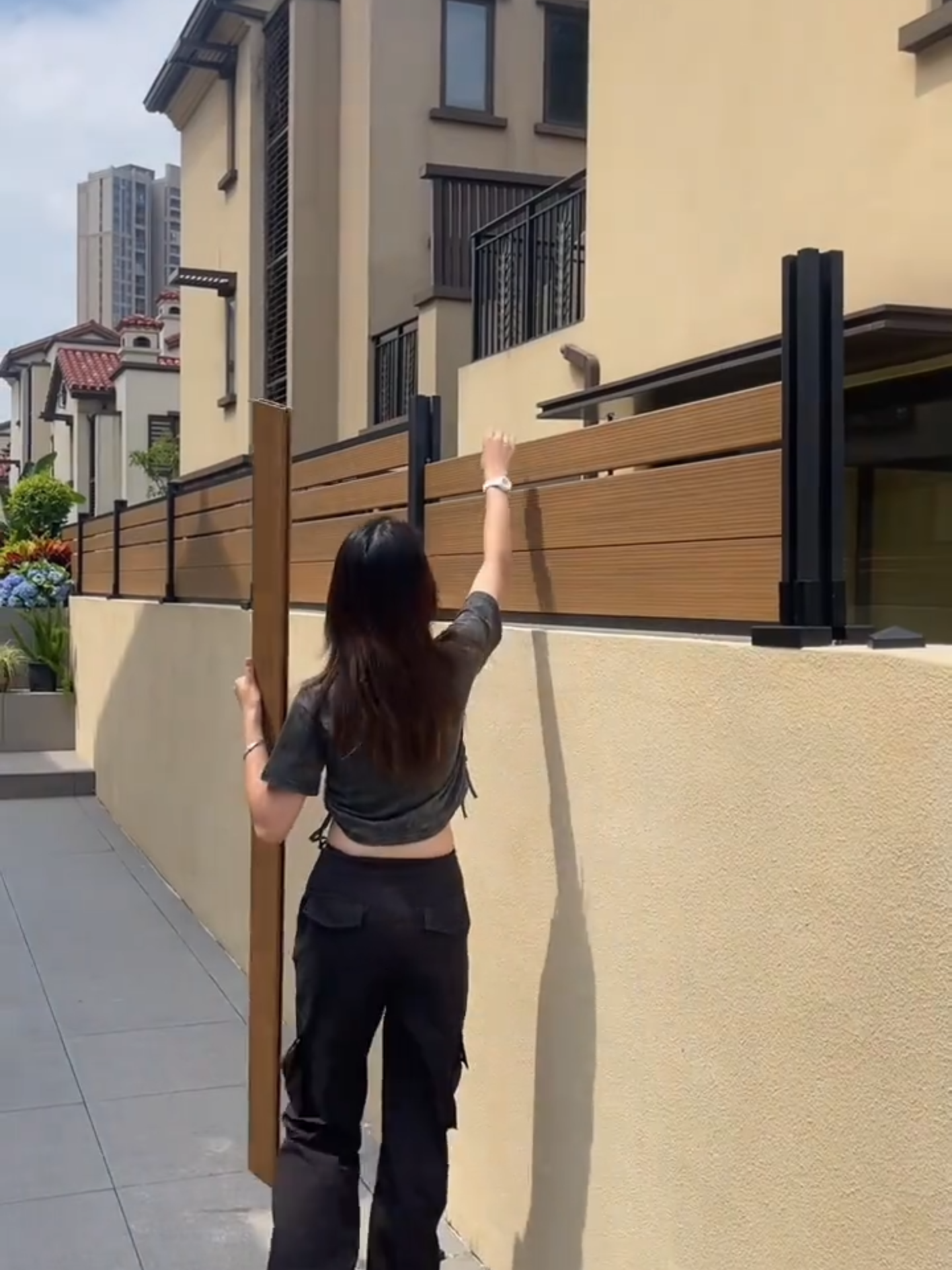 塑木圍欄 沒想到塑木圍欄搭配圍牆也這麼出效果，增強隱私性又通風透氣。最重要的是一個人就能安裝一整面牆#塑木 #小院改造 #別墅庭院 #裝修材料 #塑木圍欄