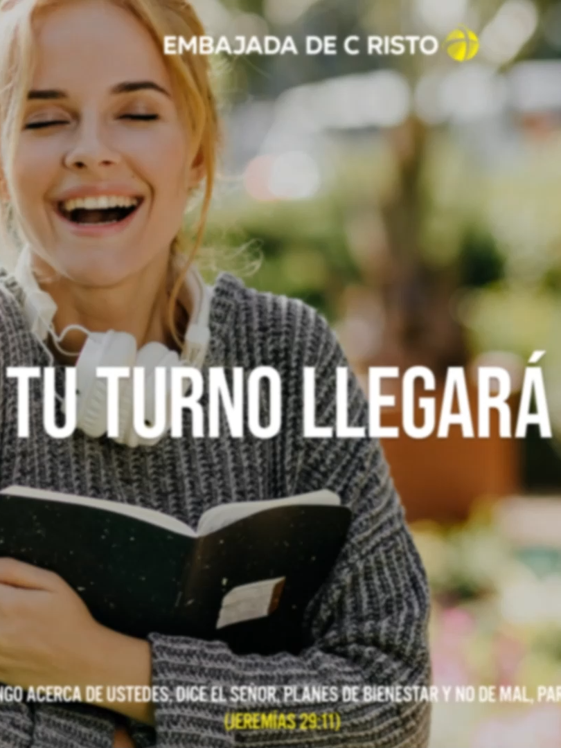 En este inspirador video, reflexionamos sobre Jeremías 29:11, un poderoso recordatorio de que Dios tiene planes de bienestar y esperanza para cada uno de nosotros. En un mundo lleno de ansiedad y prisa, aprendemos a confiar en el tiempo perfecto del Señor, entendiendo que la espera es una etapa de preparación y crecimiento espiritual.  ¡Tu turno llegará! Mantén viva la fe, ora y sigue los mandamientos de Dios. Disfruta de este mensaje para cristianos que buscan esperanza y confianza en el camino espiritual.  #FeEnDios #EsperanzaCristiana #Jeremías2911 #ConfíaEnDios #TiempoDeDios #CristianosHispanos