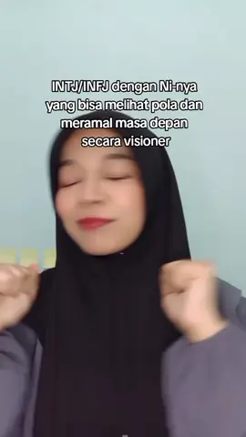 Ni-dom tuh suka menghubungkan informasi kecil yang tampak acak menjadi gambaran besar yang jelas, trus memprediksi arah atau kemungkinan yang belum disadari orang lain. Makanya terkesan kaya 'meramal'. Tapi karna terus-menerus mencari makna tersembunyi dan menyusun pola acak, Ni-dom bisa terjebak dalam pikiran sendiri dan berakhir overthinking. Kalo udah terlalu overthinking, mereka akan 'lama' dalam bertindak/mengeksekusi sesuatu #mbti #mbtiktok #intj #infj 