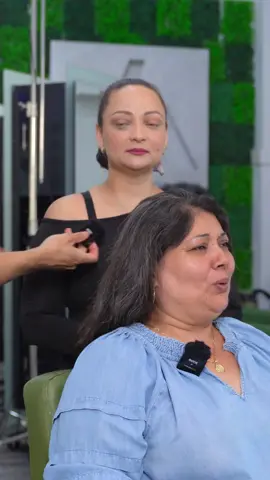 ✨En este video, les compartimos un trabajo realizado de principio a fin por nuestra talentosa  @Sandy Sanchez ✂️🎨. La clienta llegó con una lista de deseos muy… precisos: 👉 “Córtame, pero no tanto…” 👉 “Iluminaciones, pero que no se vean… pero que sí se vean…” 👉 “Quiero un cambio, pero que no se note tanto…” ¡Y así comenzó el reto! 😅 Pero como siempre, el arte, la técnica y el corazón de Sandy hicieron magia. ¿El resultado? ¡Le encantó! 😍 Un look sutil, elegante y perfectamente equilibrado, justo como ella lo soñaba 💫💇‍♀️ 🔁 ¿Tú también quieres un cambio así? Sutil, pero espectacular… 📍4343 Telephone Rd, Houston, Texas 77087 👑 Donde cada detalle importa y tu estilo es prioridad. #HairTransformation #SandyMagicHands #CambioDeLook #BalayageSutil #IluminacionesPerfectas #CorteDeCabello #HoustonSalon #EstiloConActitud #HairGoals #AntesYDespues #HairArt #HairInspo #EstiloPersonalizado #HairMakeover #CambioSinMie 