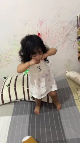 Dia udah tau dia imut guys