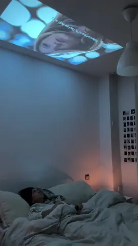 Esto no tiene comparación 🎥🛌 #tiktokmehizocomprarlo #cine #cineencasa #proyector #tiktokmademebuyit #lifehacks #hogar 