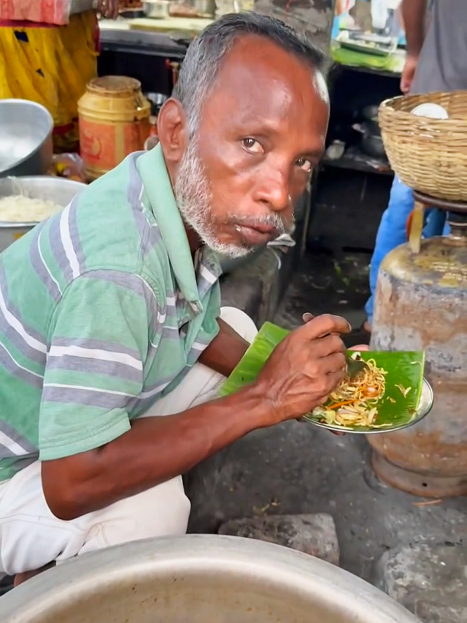 The best tips on where to find the best street food are only available here! #streetfood #india 