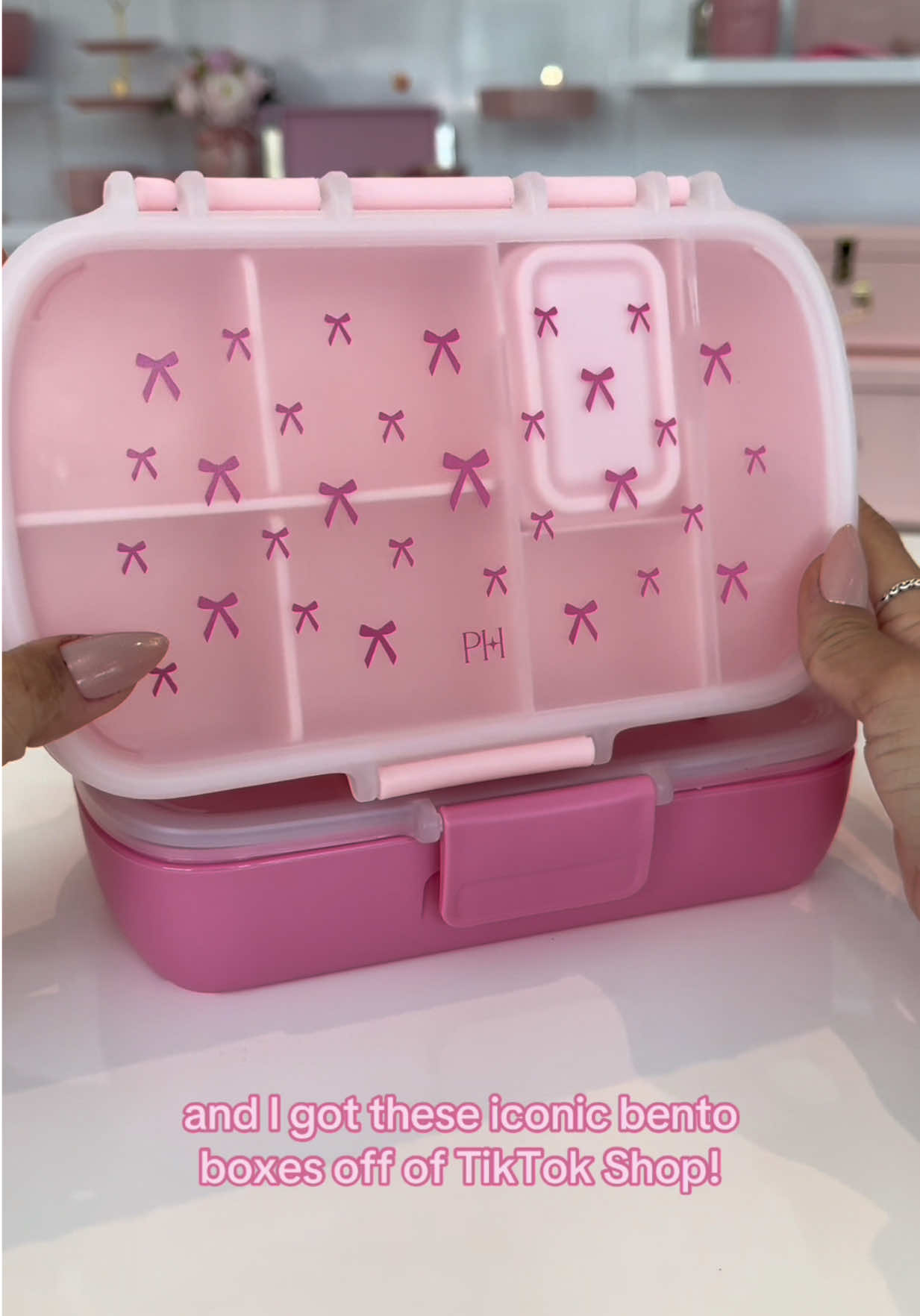 Serving iconic energy…even in the cafeteria 💕🍱 #parishilton #parisproducts #pinkproducts #pink #pinkkitchen #aesthetic #cookware #kitchen #bentobox #backtoschool #bento #lunch #school 