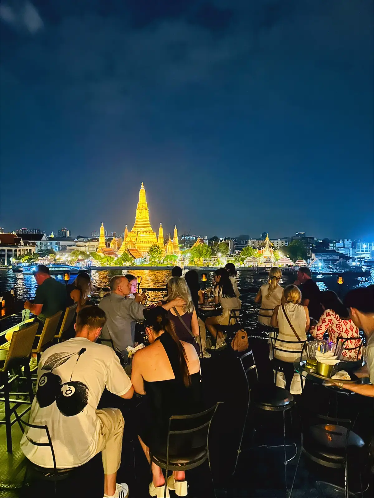 จิบเบียร์ตรงข้ามวัดอรุณ ชื่อร้าน. Eagle Nest