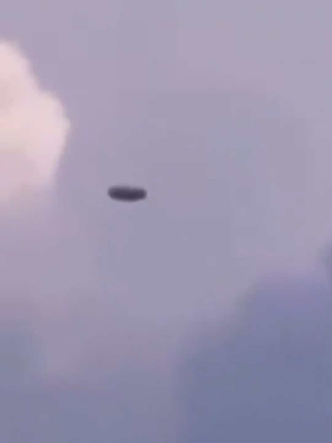 🛸 8 glowing orbs seen in Southern Australia 🇦🇺  🧐 Couple of them seen entering a larger object which was hovering nearby