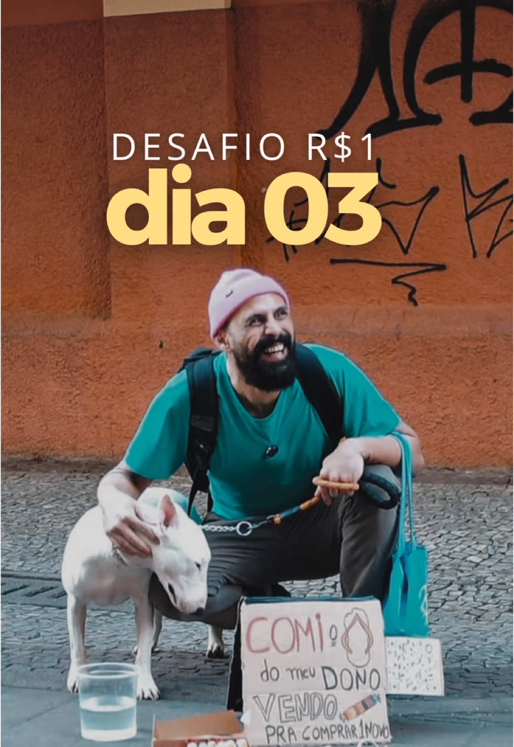 Hoje eu quis provar que o poder da conexão é tão poderosa, que até um cachorro consegue fazer dinheiro com ela. A missão da Kimura não era vender doces. Era ser ela mesma: fofa, carismática e, por 2 horinhas ( supervisionada pelo dono @o_lucasnunes.oficial_ ) 👇🏽 O resultado? As pessoas não resistiram. Elas sorriram, se conectaram com a história e participaram da brincadeira. A venda foi só uma consequência da empatia. A lição de hoje é brutalmente simples: não é sobre o produto que você vende, é sobre a história que você conta. Se a sua história for boa o suficiente, o produto se torna irresistível. ‼️PS importante: O objetivo deste vídeo foi provar um ponto sobre estratégia de vendas, e jamais explorar um animal. A Kimura esteve o tempo todo sob a supervisão e cuidados junto do seu dono, com água filtrada, sombra e muitos snacks de recompensa. Acredite, ela se divertiu mais do que eu. 🤯 Amanhã, o jogo muda de novo. O que vocês acharam dessa abordagem? Me conta aqui! 👇