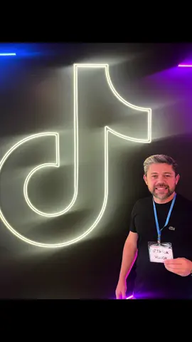 Fala, pessoal! Passando aqui pra compartilhar uma conquista que me deixou muito honrado 🙌 Fui selecionado pelo TikTok Shop no meio de milhões de criadores de conteúdo do Brasil. Sim, isso mesmo! 😱 Uma honra imensa poder representar e fazer parte dessa campanha incrível. Gratidão a cada um que acompanha, curte, compartilha e acredita no meu trabalho! E pode ter certeza: isso aqui é só o começo. 🚀 Vem muita coisa boa por aí! Tamo junto!