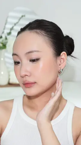 Lần đầu thử tóc “Sleek Bun” như các chị clean girl 😜  Sợ dùng gel hay keo xịt thì dễ bết, dính tay… thì thử chuyển sang dạng sáp vuốt cố định tóc của FelinWel nha – thấy đúng kiểu “sinh ra dành cho tóc lộn xộn” 😭 Chải vài đường là tóc nằm vào nếp, không khô cứng, không bóng dầu. Đặc biệt là giữ được form tóc cả ngày, kể cả lúc ra ngoài trời nóng. Thiết kế nhỏ gọn nên bỏ túi đem theo rất tiện, tóc rối lúc nào thì fix lại lúc đó. Bạn nào tóc con nhiều, hay cần giữ tóc gọn gàng để makeup/đi làm thì nên thử nha! @FelinWel Việt Nam  #felinwel #sapvuottoc #hairstyle #hairfix #lamdeptoc #sleekbun #cleangirl #taokieutoc 