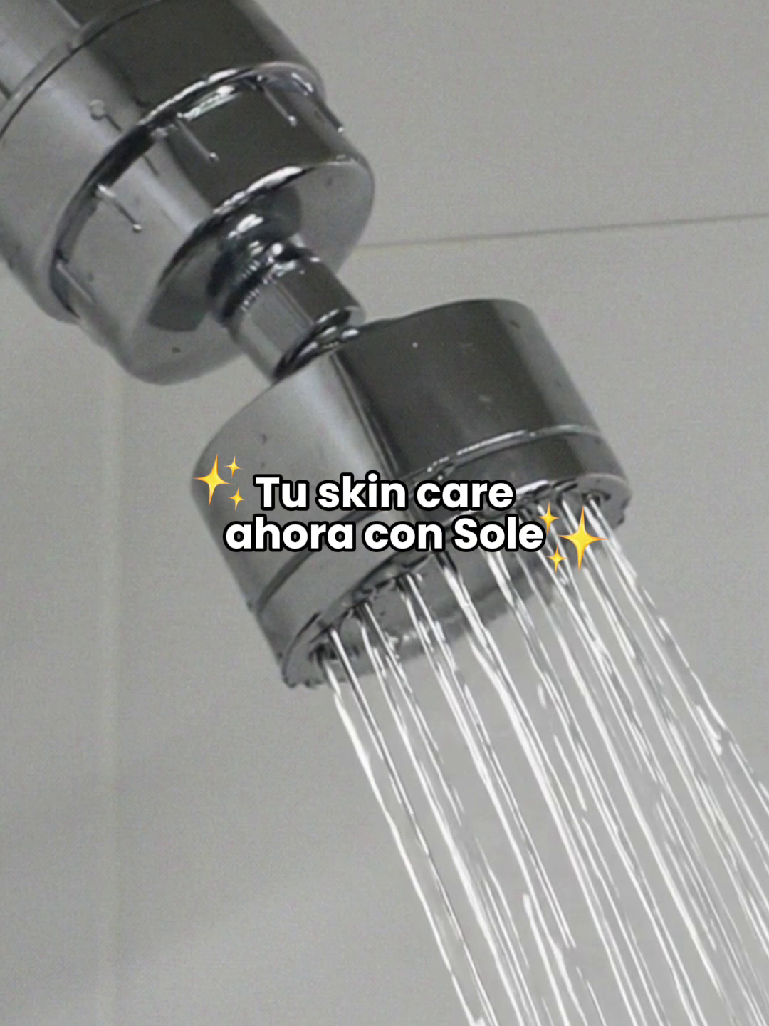 Tu rutina de skincare empieza en la ducha. 💧 Menos cloro, más brillo en tu piel y tu cabello. 🌿 Con el filtro de ducha SOLE, todo mejora desde el agua. ✨ #SOLE #SkincareDesdeLaDucha #AguaPurificada #FiltroDeDucha