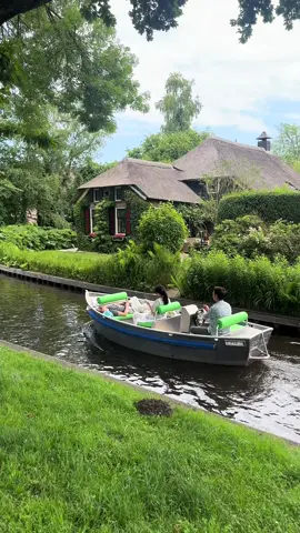 Relax, enjoy the boat ride, and explore the most beautiful village in the Netherlands. 🌿🛶 #nature #giethoorn #village #tuliptour #amsterdam