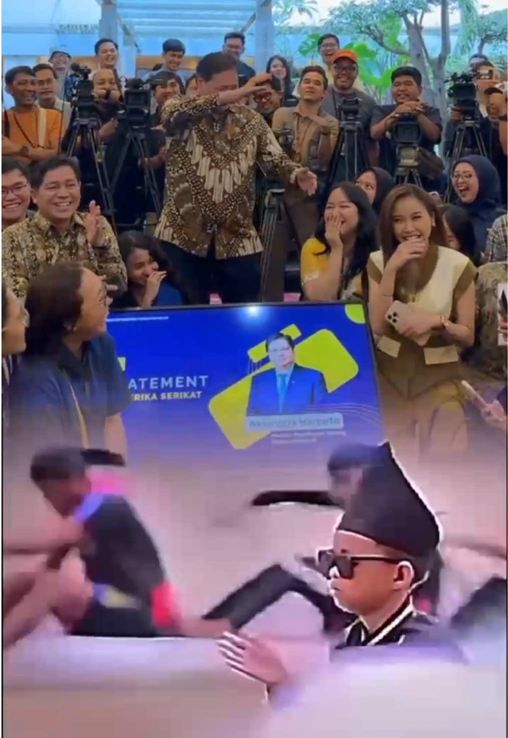 Ikut tren, Menko Airlangga coba gaya pacu jalur. #pacujalur #airlanggahartarto #viral #fyp #fypシ゚ #fypdong 