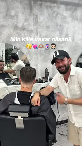 Är man hemsk för att man älskade att se någon annan vaxa näsan?? 🫣 #barberuppsala #fade #GlowUp #frisör #fördigsidansverige #klippahåret #uppsala  Tack @masterklipp 💘
