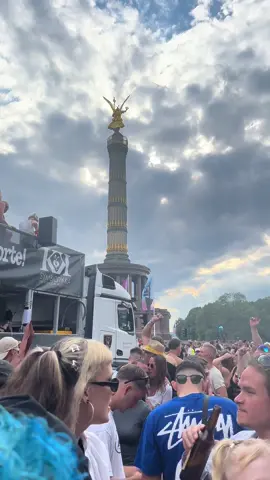 Berlin was unstoppable at Rave the Planet 🖤🎶 Techno, unity, and pure energy on every street 💥🕺 #RaveThePlanet #BerlinTechno #StreetParade #EDMCulture #LoveAndTechno #FYPシ #capcut_edit 
