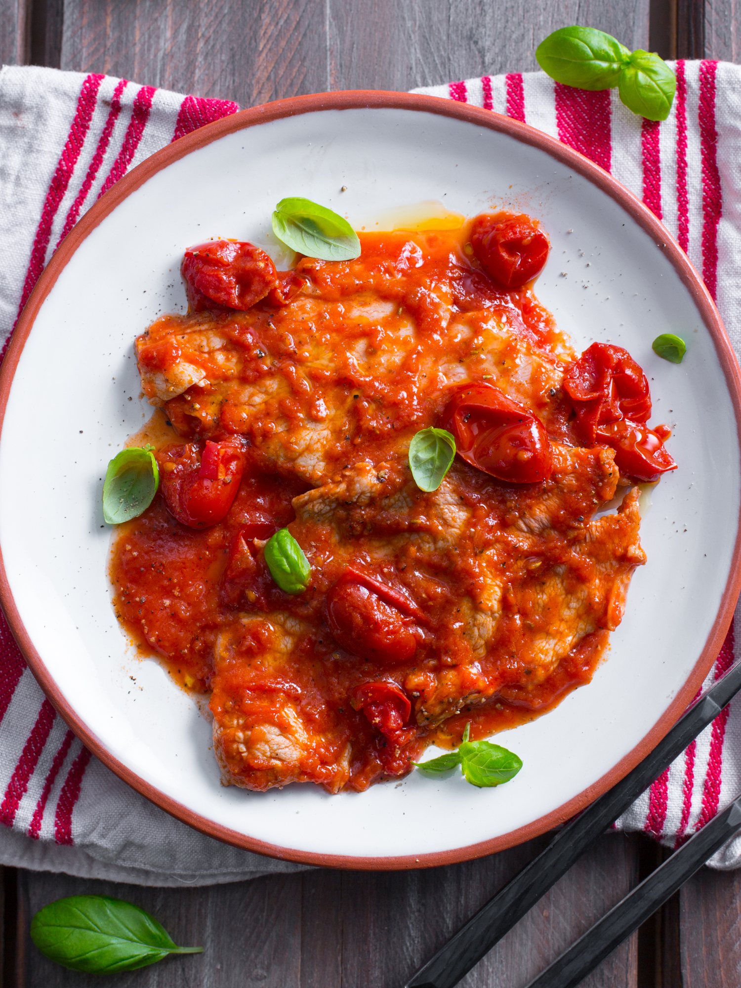 Bastano pochi ingredienti per preparare questo piatto delizioso: carne alla pizzaiola!😍🍽️ Perfetto da gustare d'estate😋❤️ Questa ricetta grida scarpettaaaa🥖 @manu_cookandrock Ingredienti: Fettine di vitello punta d'anca 400 g Passata di pomodoro 400 g Aglio in camicia 2 spicchi Origano q.b. Olio extravergine d'oliva q.b. Sale fino q.b. Pepe nero q.b. Basilico q.b. #gz #carne #pizzaiola #FoodTok