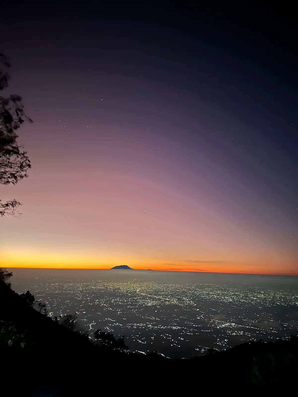 Sunrise pertengahan pos 2-3 Merbabu via selo gancik+citylight jogja+Mt.Lawu🤩#merbabu #u3 #sevensummitjateng 