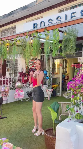 @rossier.floristeria 💐 aperturo en Huancayo!!  En sus acogedores espacios encontrarás hermosos arreglos florales, detalles temáticos que te ayudarán a crear momentos inolvidables y expresar de una forma especial tus sentimientos 🫶🏻✨ 🌷Visítalos y realiza tus pedidos:   Agenda tu arreglo aqui: Whatsap Satipo - 932 491 520 Whatsap Huancayo - 948112854 📍Jr.Bolognessi 371 - satipo 📍Av. Calmell del solar 623 - Huancayo Mi outfit es de @Boutique Sweet Mayte ✨ #floresnaturales #flowers #floreria #flores #huancayoperu #Satipo #floreseternas #buquets #arreglosflorales #regalospersonalizados