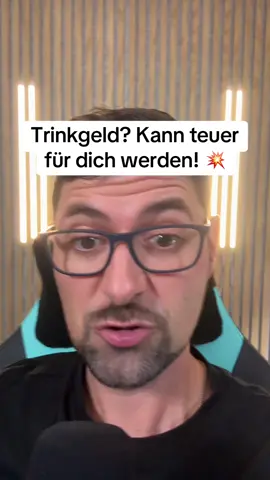 Viele denken: Trinkgeld ist immer steuerfrei… Falsch gedacht! 😬 Sobald der Chef mitmischt oder du selbstständig bist, will das Finanzamt mitverdienen. 💸 Egal ob Bar, EC oder Trinkgeldpool – es kommt auf’s Wie an, nicht auf’s Was! 📋 Mach nicht den Fehler, den 90 % machen. ➡️ Folgen für ehrliche und verständliche Steuertipps. 👊 #finanzamt #steuern #steuer #trinkgeld #kellner 