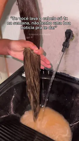 ||• Queda de cabelo e crescimento lento são algumas das consequências de não manter o couro cabeludo limpo! 😮‍💨 ~ Isso porque o acúmulo de sujeira, produtos e oleosidade podem causar: 📍 Proliferação de ácaros (coceira, queda, inflamação)  📍 Obstrução do poros , levando a queda de cabelo; 📍Caspa, dermatite e inflamações;  📍Fios pesados, quebradiços e sem vida; 📍 Falta de oxigenação no couro cabeludo que retarda o crescimento. 📍 Mau cheiro 🤢 💭 “- ah, mas meu cabelo não é oleoso, não fica sujo” Você é que pensa! 😮‍💨 ✨ Lavar o cabelo é saúde!! #CouroCabeludoSaudável #RotinaCapilar #HairCare #CabeloLimpoÉCabeloFeliz #SaúdeCapilar #CabeloNãoÉSóEstética