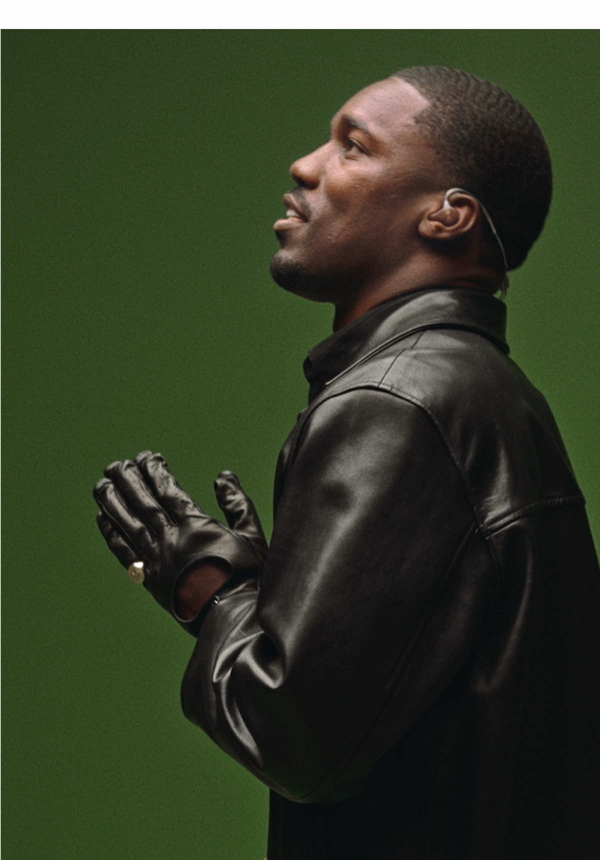 Long Beach-born R&B star GIVĒON (@GIVĒON) makes a captivating COLORS debut with a lush, slow-burning performance of ‘KEEPER’, a standout from his newly released sophomore album ‘BELOVED’.