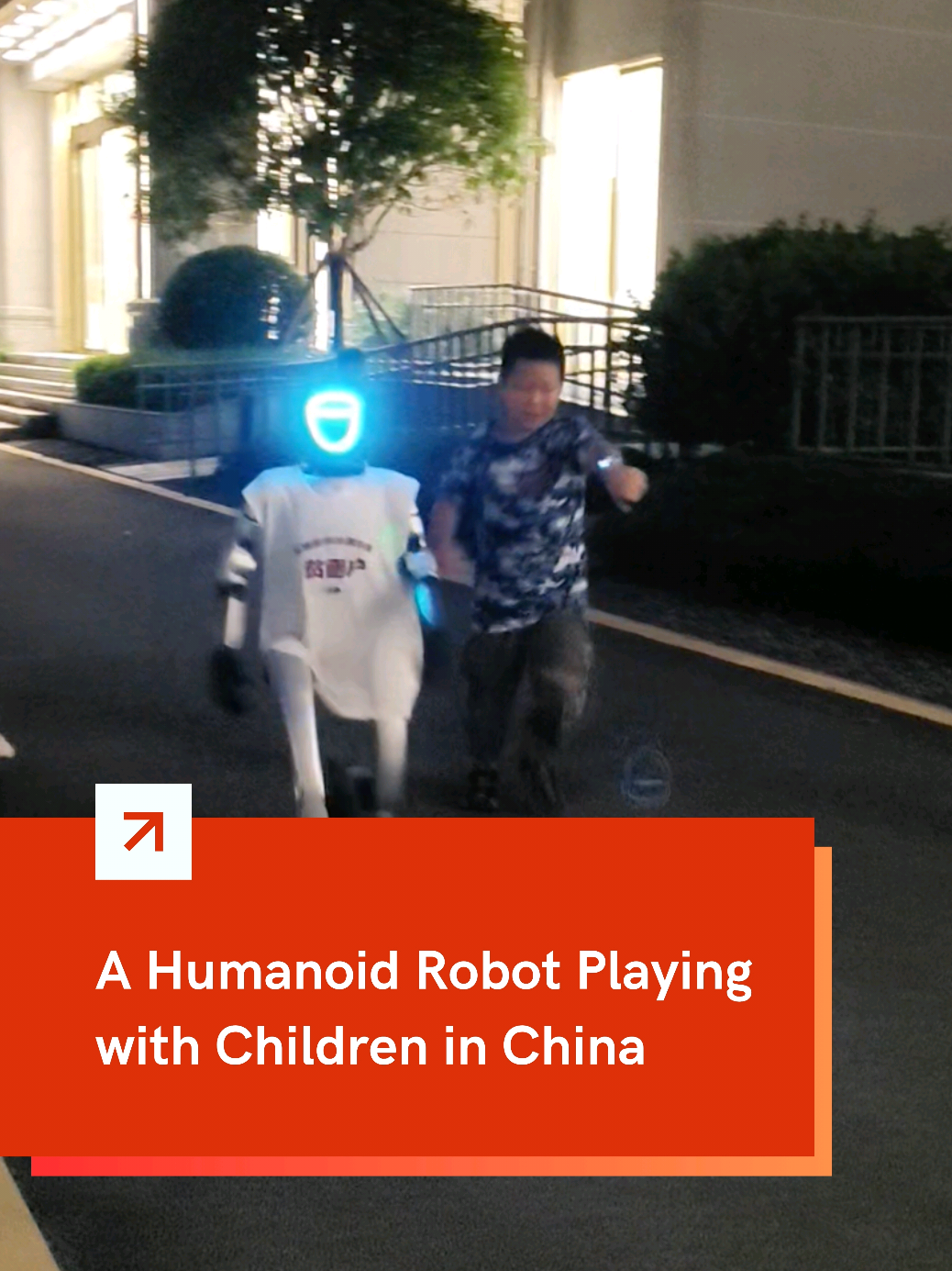 A #humanoid #robot joins the fun, playing and laughing alongside the #kids! 🤖👧 #children #China 