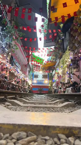 The best view on Train Street 🚊 #hanoi #vietnam #trainstreet #train 