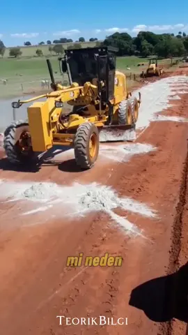 Hiç merak ettiniz mi, neden toprak yollara kuru çimento dökerler? Önce çimento torbaları yola bırakılır, işçiler torbaları açar. Ardından ağır araçlar geçerek çimentoyu ezip toprağa karıştırır. Daha sonra greyderlerle bu karışım düzgünce yayılır. Su tankeriyle yol ıslatıldığında çimento sertleşmeye başlar. Hemen ardından silindir geçer ve yol adeta taş gibi sertleşir. Bu yöntem, özellikle yağışlı havalarda araçların rahat geçmesini sağlar. #YolNasılYapılır #ÇimentoSırrı #KuruÇimentoTren #ToprakYolTekniği #AğırAraçSırrı  